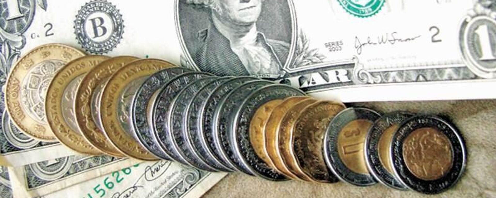Pesos mexicanos y dólares estadounidenses - Sputnik Mundo, 1920, 05.08.2025