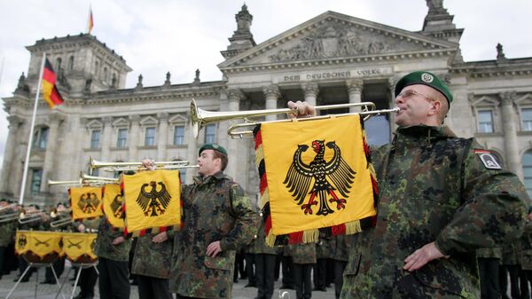 Soldados alemanes en la ceremonia de celebración del restablecimiento de las Fuerzas Armadas de Alemania  - Sputnik Mundo