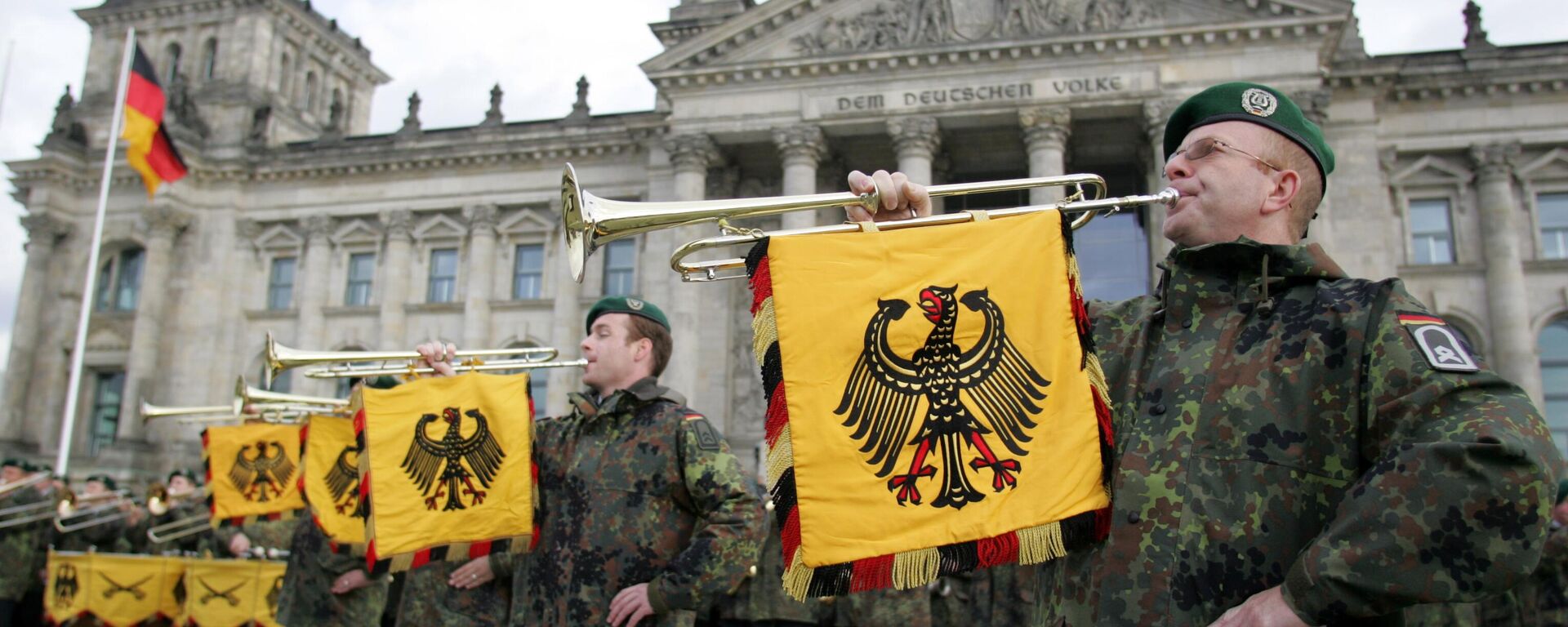 Soldados alemanes en la ceremonia de celebración del restablecimiento de las Fuerzas Armadas de Alemania Soldados alemanes en la ceremonia de celebración del restablecimiento de las Fuerzas Armadas de Alemania - Sputnik Mundo, 1920, 16.11.2025