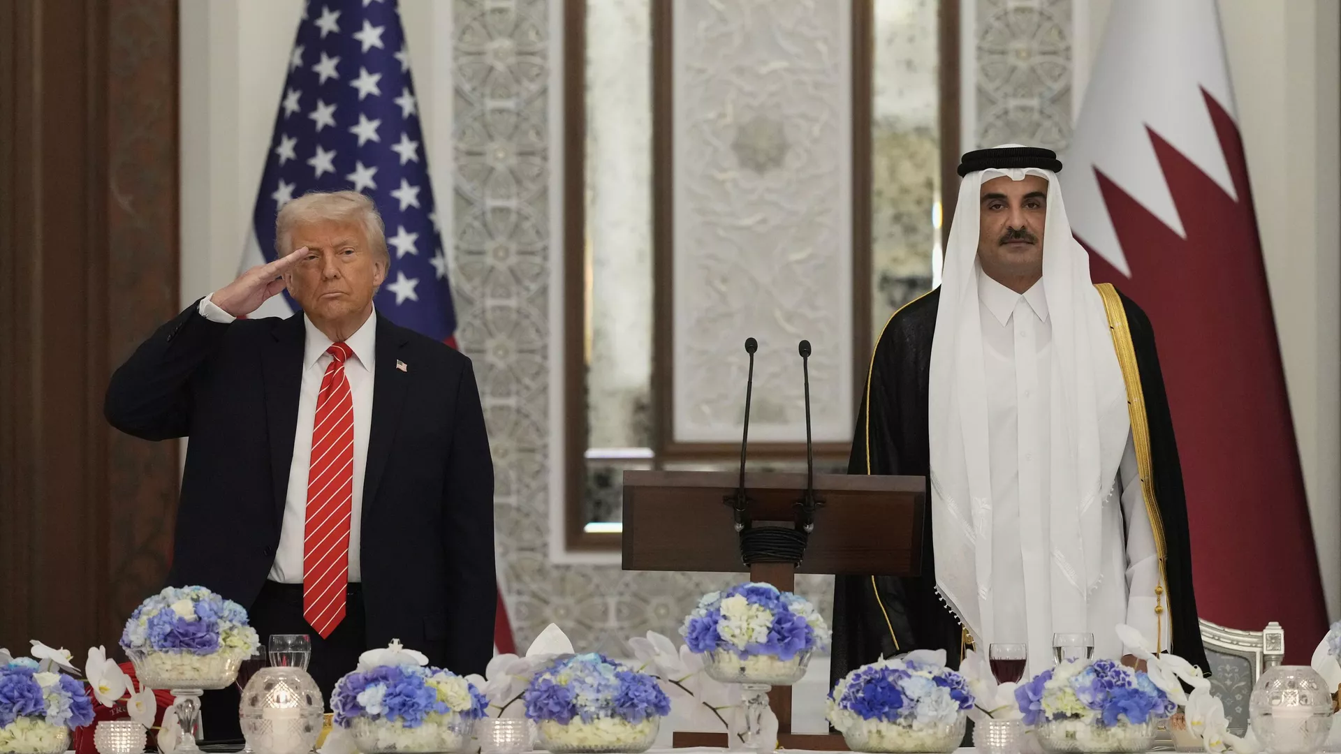 El presidente de EEUU, Donald Trump, y el emir de Catar, Tamim bin Hamad al-Thani El presidente de EEUU, Donald Trump, y el emir de Catar, Tamim bin Hamad al-Thani - Sputnik Mundo, 1920, 14.05.2025