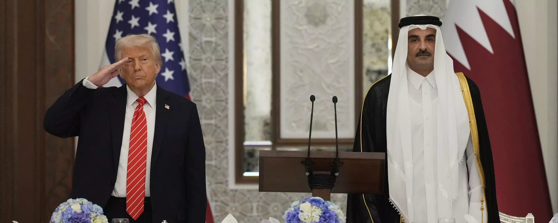 El presidente de EEUU, Donald Trump, y el emir de Catar, Tamim bin Hamad al-Thani - Sputnik Mundo, 1920, 14.05.2025