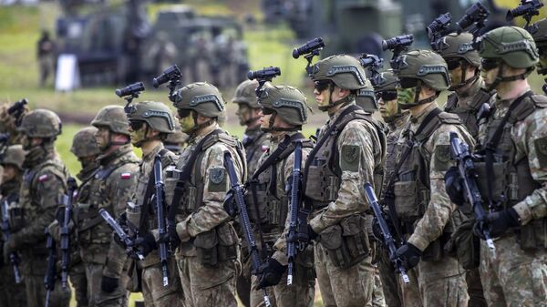 Soldados del ejército lituano participan en el ejercicio militar lituano-polaco Brave Griffin 24/II cerca del paso de Suwalki, cerca de la frontera con Polonia, en la aldea de Dirmiskes, Lituania, en abril de 2024 (imagen referencial) - Sputnik Mundo
