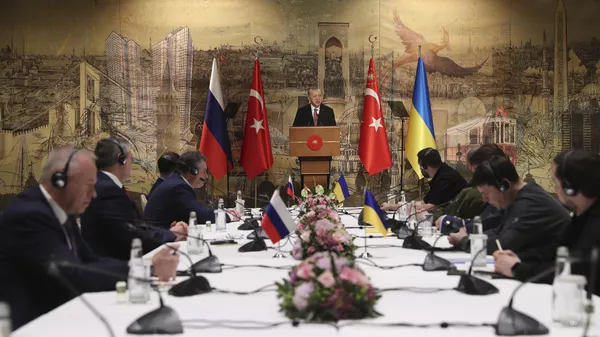 El presidente turco Recep Tayyip Erdogan, en el centro, pronuncia un discurso para dar la bienvenida a las delegaciones rusa y ucraniana antes de sus conversaciones en Estambul, Turquía, el 29 de marzo de 2022.  - Sputnik Mundo