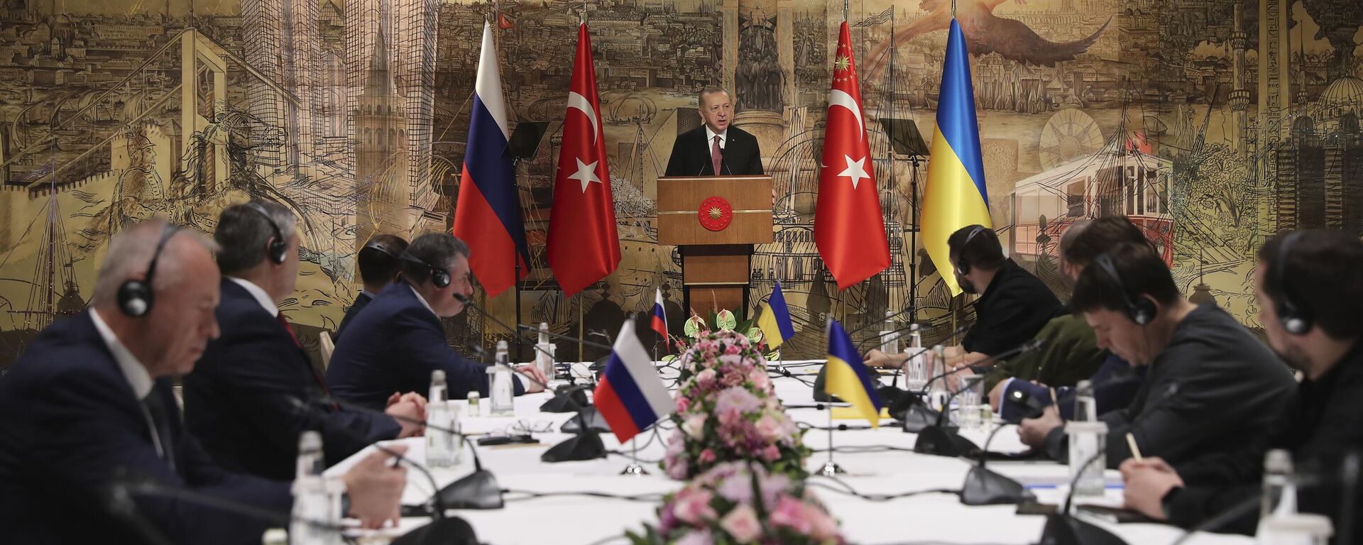 El presidente turco Recep Tayyip Erdogan, en el centro, pronuncia un discurso para dar la bienvenida a las delegaciones rusa y ucraniana antes de sus conversaciones en Estambul, Turquía, el 29 de marzo de 2022.  - Sputnik Mundo, 1920, 16.05.2025