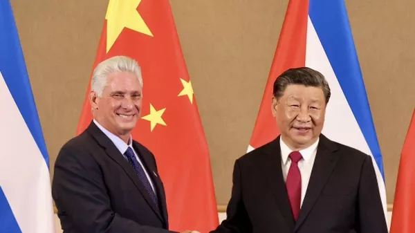 Miguel Díaz-Canel y Xi Jinping, presidentes de Cuba y China, respectivamente - Sputnik Mundo