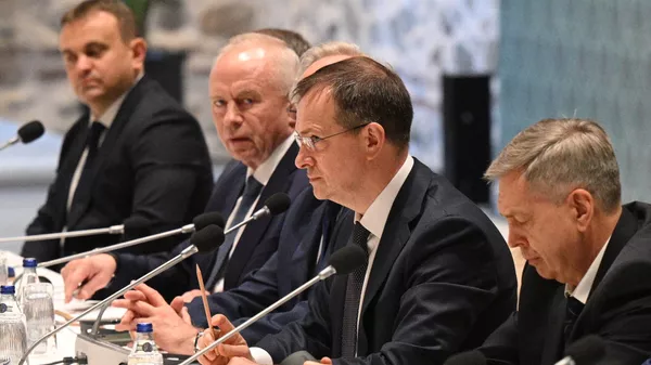 Delegación rusa durante las negociaciones entre Rusia y Ucrania en Estambul, el 16 de mayo de 2025 - Sputnik Mundo