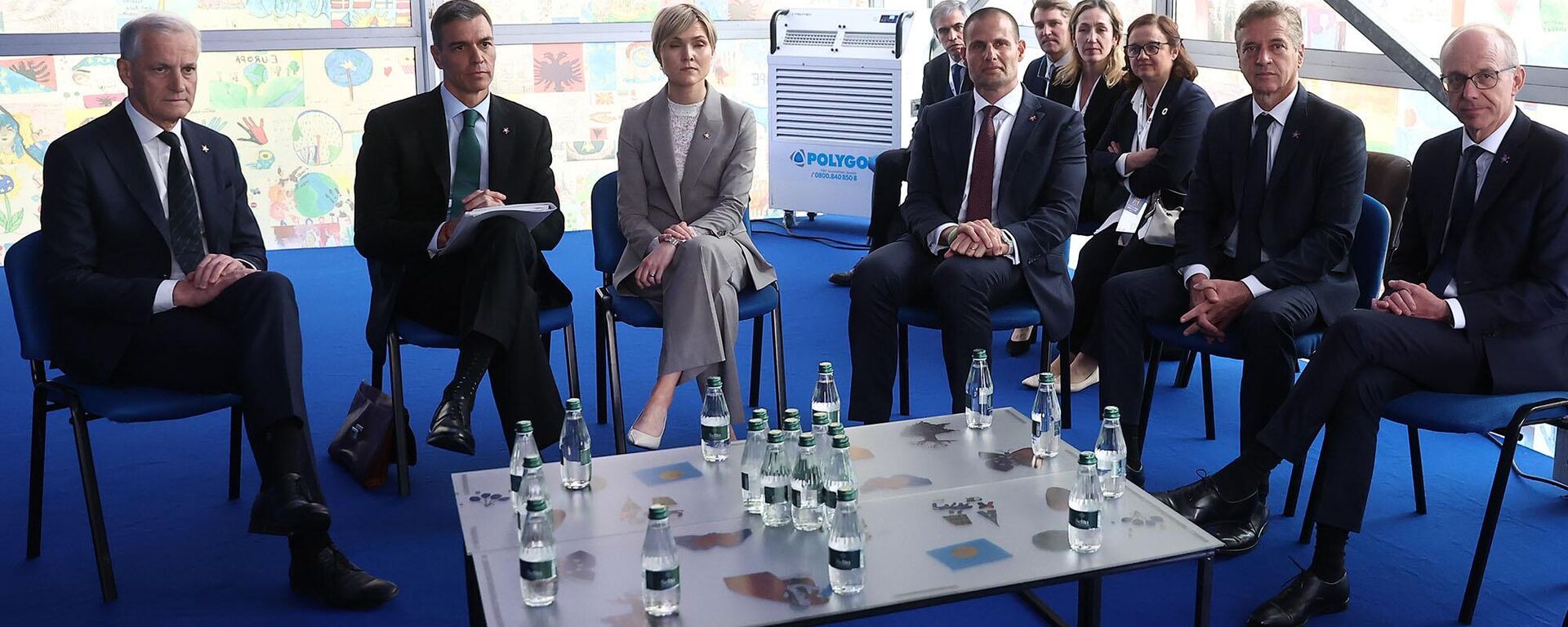 El primer ministro de Noruega, Jonas Gahr Støre, el presidente Pedro Sánchez, la primera ministra de Islandia, Kristrún Frostadóttir, y los líderes Malta, Eslovenia y Luxemburgo durante la reunión promovida por España para abordar la situación de Gaza - Sputnik Mundo, 1920, 17.05.2025
