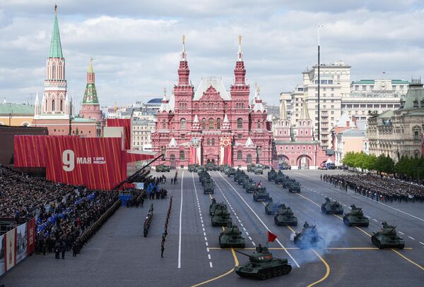 Columnas de equipo militar en la Plaza Roja de Moscú durante el desfile militar dedicado al 80.º aniversario de la Victoria en la Segunda Guerra Mundial. - Sputnik Mundo