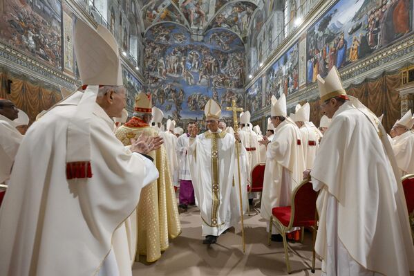 El cardenal estadounidense Robert Francis Prevost preside su primera Santa Misa como papa León XIV con cardenales en la Capilla Sixtina al término del Cónclave, en el Vaticano. A primera hora de la tarde del 8 de mayo se vio humo blanco sobre el Vaticano cuando el Cónclave eligió al cardenal estadounidense Robert Francis Prevost como 267.º Pontífice.  - Sputnik Mundo