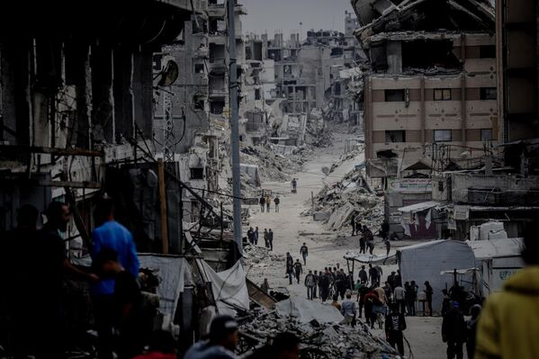 Palestinos continúan su vida cotidiana entre las ruinas del barrio de Shujaiya de la ciudad de Gaza, gravemente dañado por los continuos ataques israelíes. - Sputnik Mundo