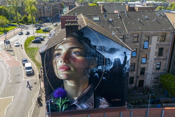 En el frontón de la casa en Glasgow, se inauguró un nuevo mural que representa a la legendaria activista Mary Barbour como una moderna defensora de la justicia y la igualdad.Creada por el muralista de fama internacional Jeks, la pintura es una representación audaz y contemporánea del espíritu de Barbour, que vincula su legado de protesta y activismo con la lucha actual por la justicia y la igualdad. - Sputnik Mundo
