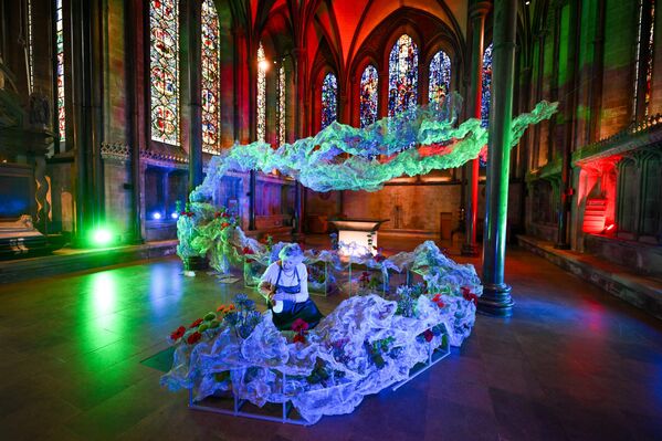 Un voluntario se ocupa de la exhibición Etérea en el festival de las flores del Espíritu del Agua en la catedral de Salisbury, el Reino Unido. El festival de 2025 acompaña a la exposición de arte de verano de la catedral y cuenta con más de 30.000 flores en impresionantes despliegues florales. - Sputnik Mundo