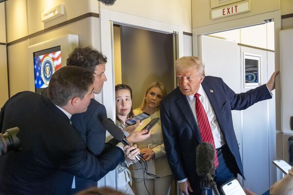 El presidente de EEUU, Donald Trump, habla con los periodistas a bordo del Air Force One en ruta desde Riad, Arabia Saudita, a Doha, Catar.  - Sputnik Mundo