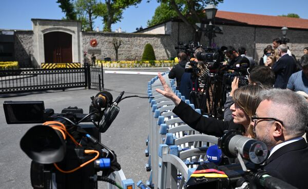 Periodistas a la entrada del palacio de Dolmabahce, en Estambul, antes de las conversaciones entre las delegaciones de Rusia y Ucrania.  - Sputnik Mundo