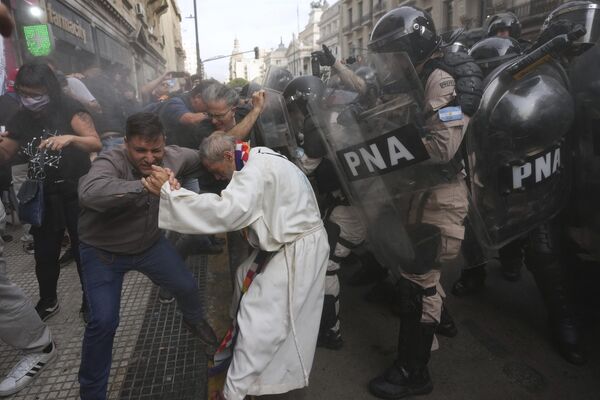 Manifestantes se enfrentan a la Policía durante una manifestación semanal en demanda por mejores pensiones para los jubilados, en Buenos Aires, Argentina. - Sputnik Mundo