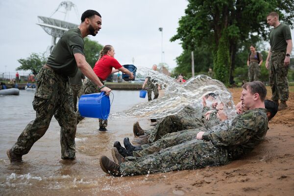Estudiantes de primer año de la Academia Naval de EEUU durante la parte mojada y arenosa de las pruebas de mar anuales en la Academia Naval de EEUU en Annapolis, Maryland.  - Sputnik Mundo