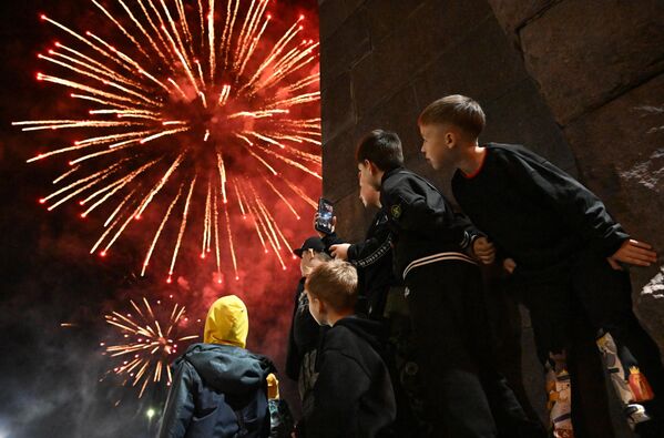 Saludo festivo en honor del 80.º aniversario de la Victoria en la Segunda Guerra Mundial en la Plaza Central de la ciudad rusa de Vladivostok. - Sputnik Mundo