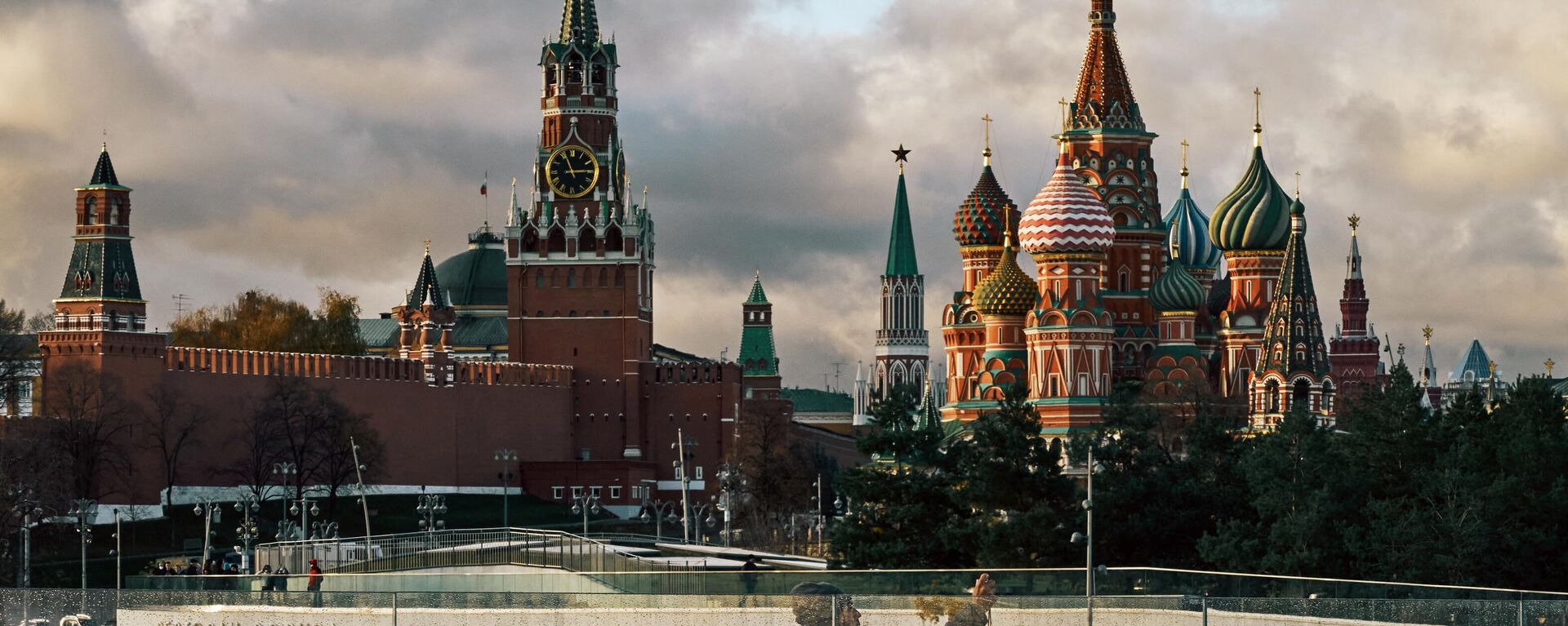 La Torre Spasskaya del Kremlin y la Catedral de San Basilio, Moscú  - Sputnik Mundo, 1920, 17.05.2025