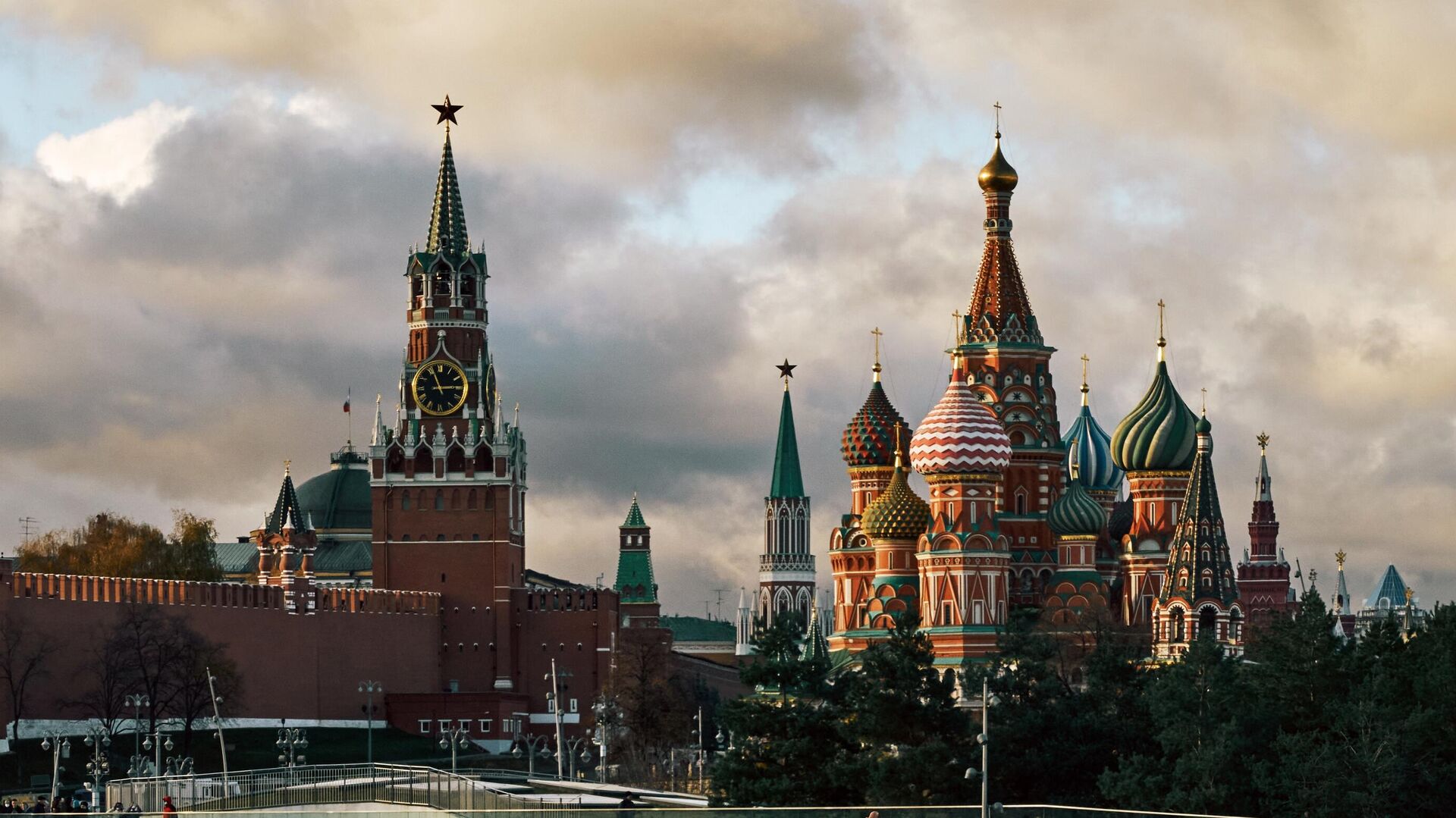 La Torre Spasskaya del Kremlin y la Catedral de San Basilio, Moscú La Torre Spasskaya del Kremlin y la Catedral de San Basilio, Moscú - Sputnik Mundo, 1920, 01.07.2025