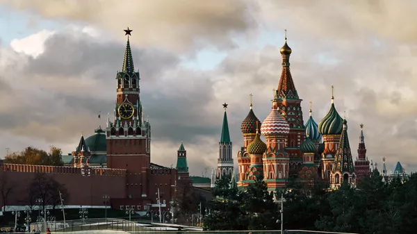 La Torre Spasskaya del Kremlin y la Catedral de San Basilio, Moscú  - Sputnik Mundo