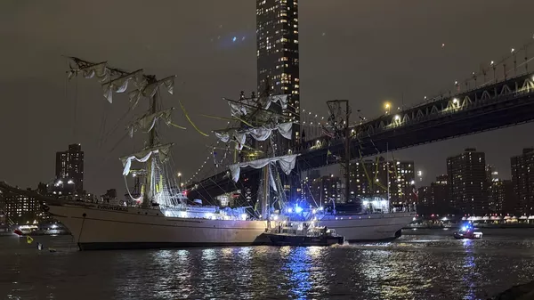 El velero 'Cuauhtémoc' se impactó contra el puente de Brooklyn. - Sputnik Mundo