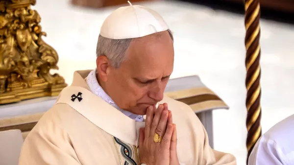 El nuevo Papa León XIV se alza con un anillo de pescador y palio en su toma de posesión en la Plaza de San Pedro, 18 de mayo de 2025  - Sputnik Mundo