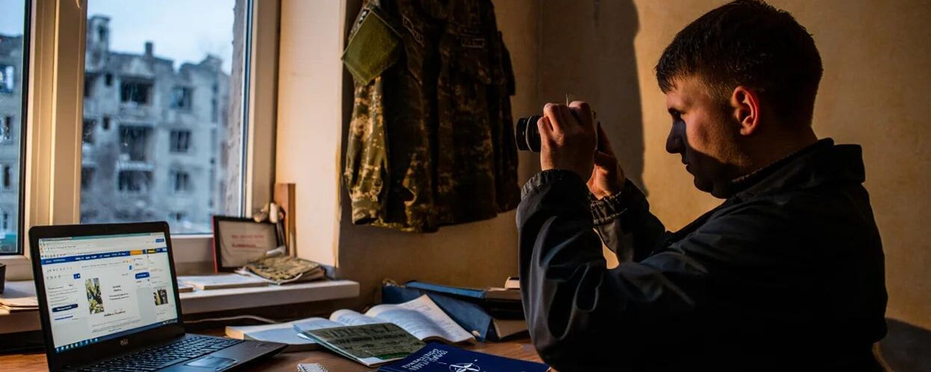 Un soldado ucraniano fotografía manuales de entrenamiento de la OTAN para ponerlos a la venta (imagen creada por IA) - Sputnik Mundo, 1920, 18.05.2025