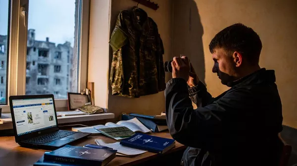 Un soldado ucraniano fotografía manuales de entrenamiento de la OTAN para ponerlos a la venta (imagen creada por IA) - Sputnik Mundo