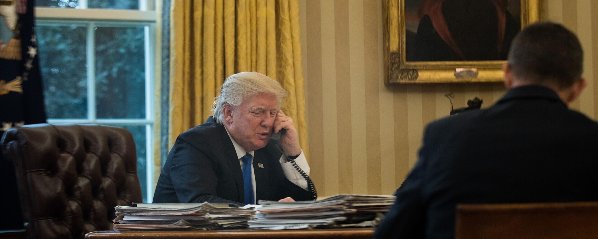 Donald Trump, presidente de EEUU, habla por teléfono con la canciller de Alemania, 28 de enero de 2017 en Washington, DC  - Sputnik Mundo, 1920, 18.05.2025