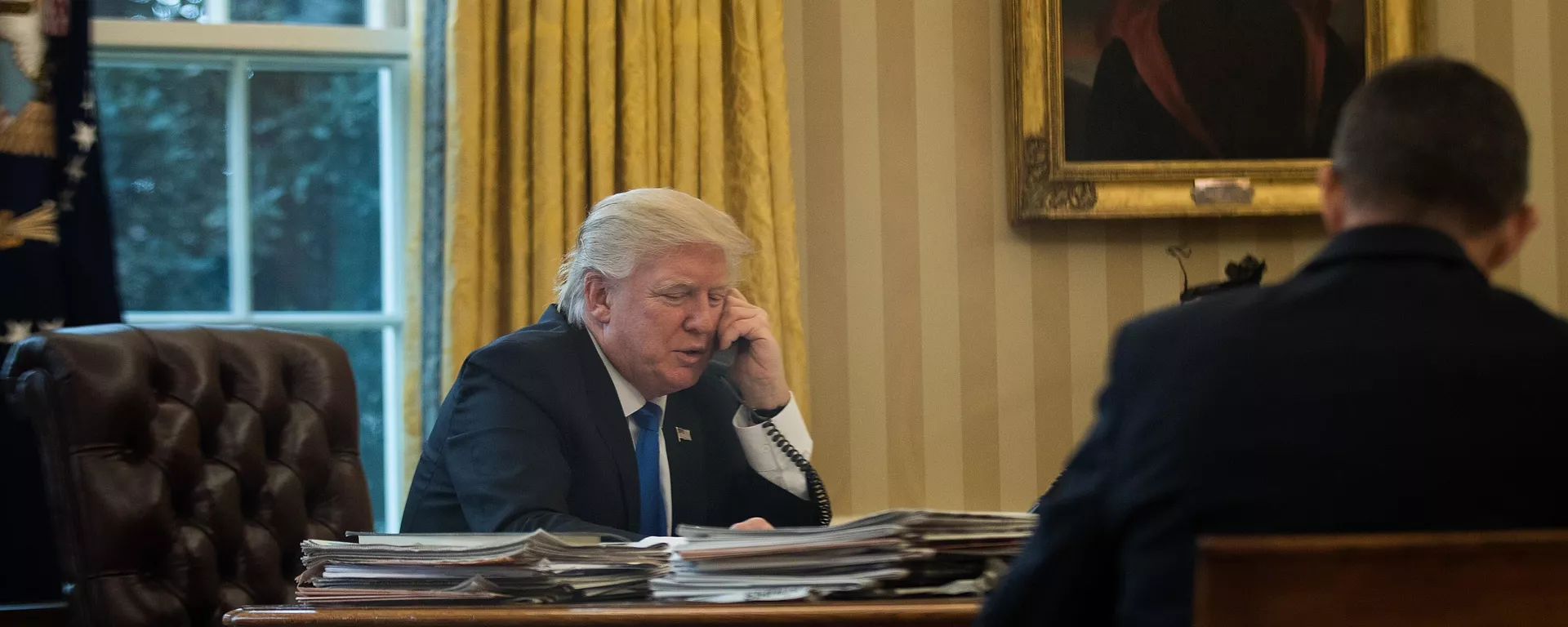 Donald Trump, presidente de EEUU, habla por teléfono con la canciller de Alemania, 28 de enero de 2017 en Washington, DC  - Sputnik Mundo, 1920, 18.05.2025