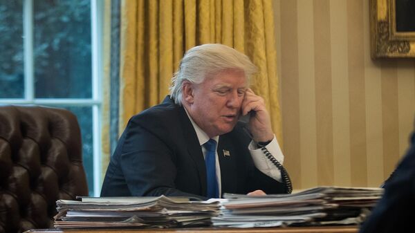 Donald Trump, presidente de EEUU, habla por teléfono con la canciller de Alemania, 28 de enero de 2017 en Washington, DC  - Sputnik Mundo