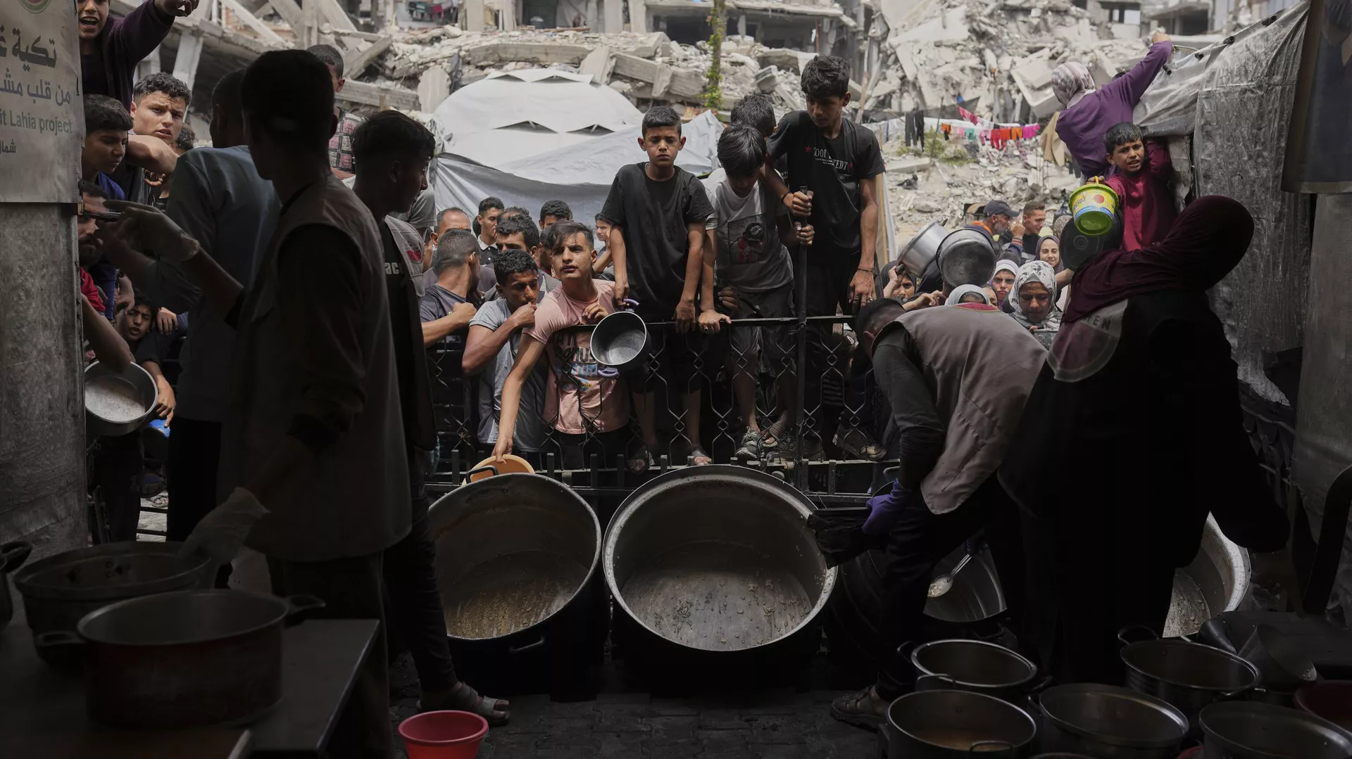 Las personas que viven en Gaza sufren hambre por falta de ayuda humanitaria.