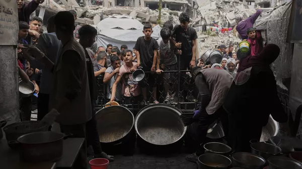 Las personas que viven en Gaza sufren hambre por falta de ayuda humanitaria. - Sputnik Mundo