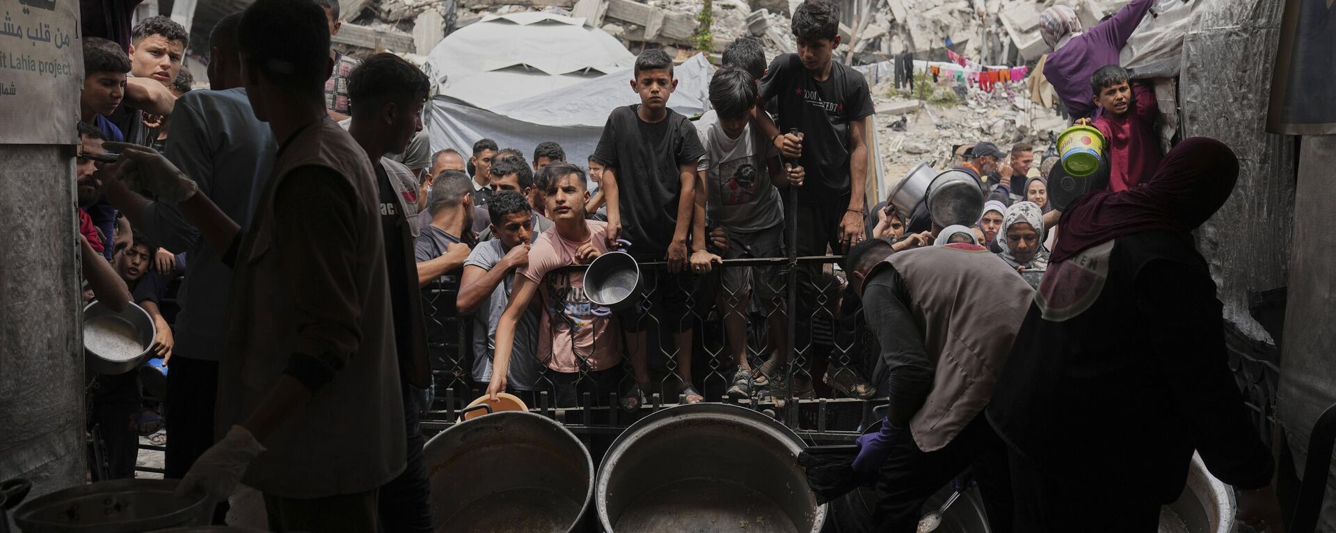 Las personas que viven en Gaza sufren hambre por falta de ayuda humanitaria. - Sputnik Mundo, 1920, 18.05.2025