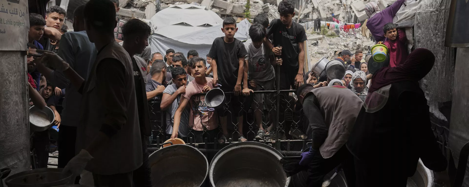 Las personas que viven en Gaza sufren hambre por falta de ayuda humanitaria. - Sputnik Mundo, 1920, 18.05.2025