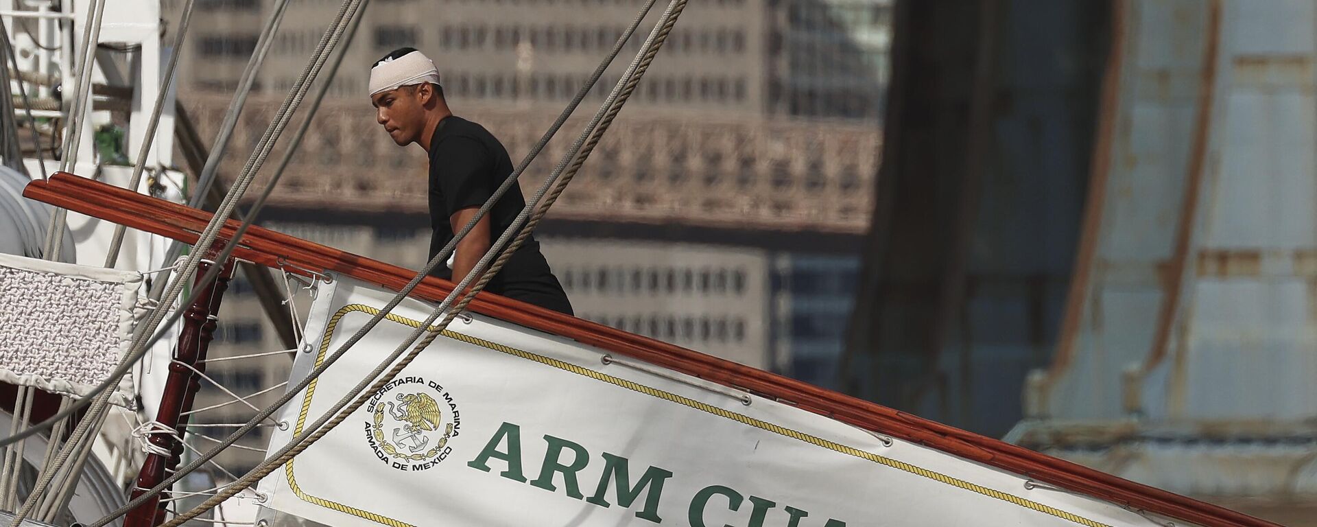 Un marinero regresa al buque de escuela Cuauhtémoc de la Armada de México, que chocó contra el puente de Brooklyn el domingo 18 de mayo en Nueva York,  - Sputnik Mundo, 1920, 20.05.2025