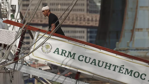 Un marinero regresa al buque de escuela Cuauhtémoc de la Armada de México, que chocó contra el puente de Brooklyn el domingo 18 de mayo en Nueva York,  - Sputnik Mundo