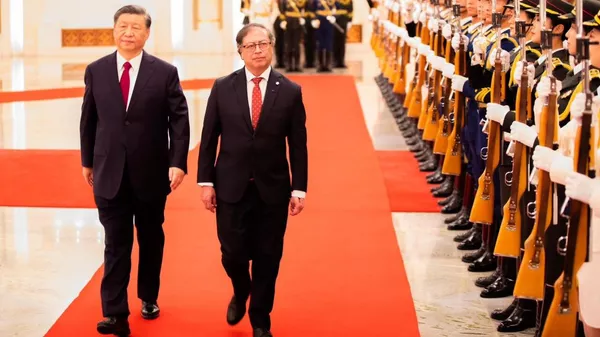 Los presidentes de China, Xi Jinping, y de Colombia, Gustavo Petro. - Sputnik Mundo