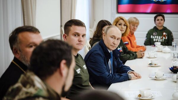 Vladímir Putin, presidente de Rusia, durante su visita en la región de Kursk - Sputnik Mundo