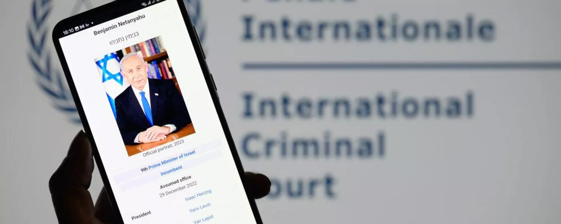 Benjamín Netanyahu aparece en un smartphone con el logotipo de la Corte Penal Internacional  - Sputnik Mundo, 1920, 21.05.2025