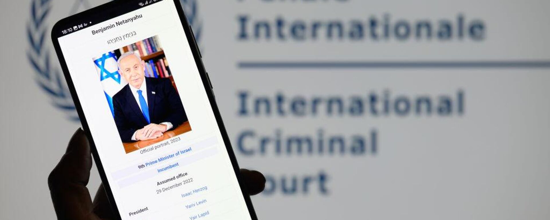 Benjamín Netanyahu aparece en un smartphone con el logotipo de la Corte Penal Internacional  - Sputnik Mundo, 1920, 21.05.2025