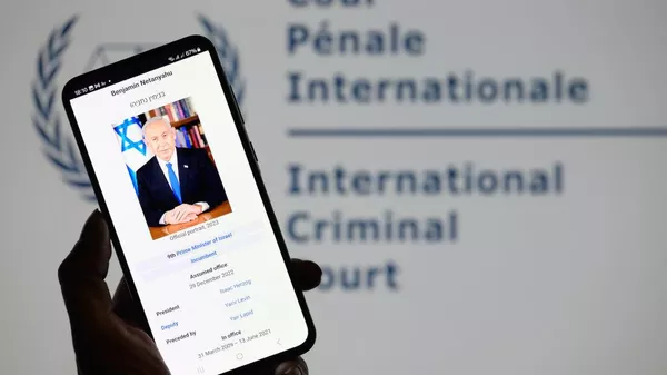 Benjamín Netanyahu aparece en un smartphone con el logotipo de la Corte Penal Internacional  - Sputnik Mundo