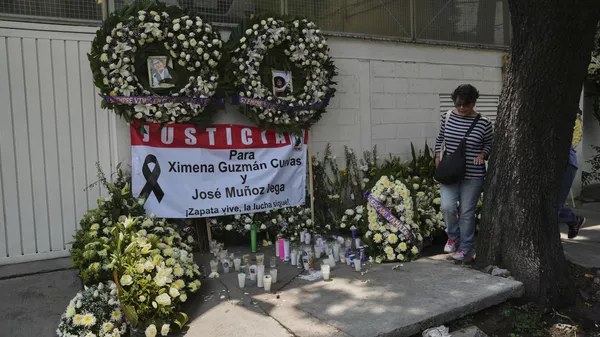 Un altar improvisado en honor a Ximena Guzmán, secretaria personal de la jefa de Gobierno de la Ciudad de México, y José Muñoz, su asesor - Sputnik Mundo