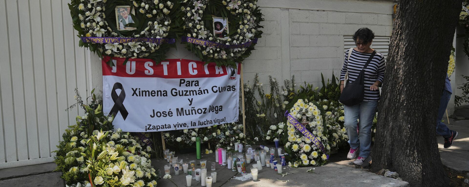 Un altar improvisado en honor a Ximena Guzmán, secretaria personal de la jefa de Gobierno de la Ciudad de México, y José Muñoz, su asesor - Sputnik Mundo, 1920, 21.05.2025