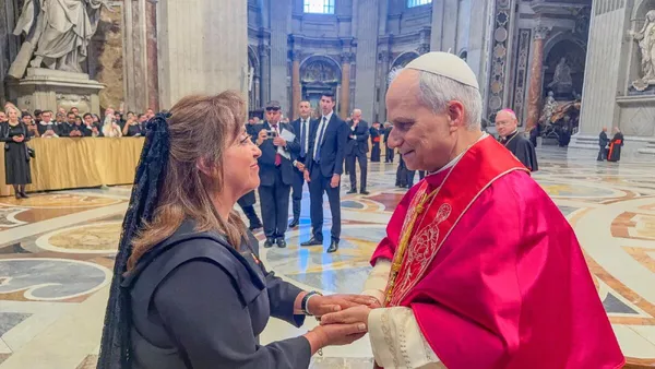 La presidenta de Perú, Dina Boluarte, saluda al papa León XIV durante su entronización en mayo de 2025 - Sputnik Mundo