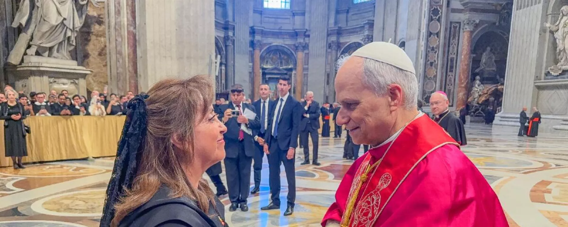 La presidenta de Perú, Dina Boluarte, saluda al papa León XIV durante su entronización en mayo de 2025 - Sputnik Mundo, 1920, 22.05.2025
