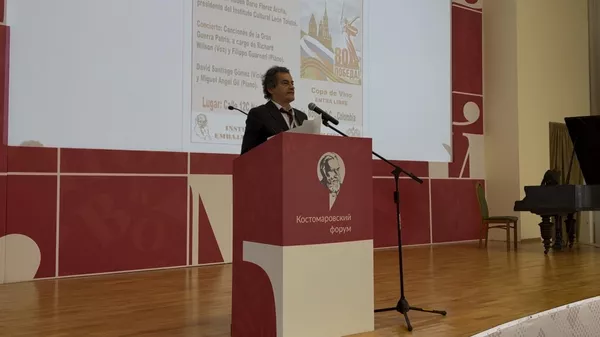  El director del Instituto de Cultura Tolstói, Rubén Darío Flores Arcila, en el Foro Kostomárov de Moscú - Sputnik Mundo