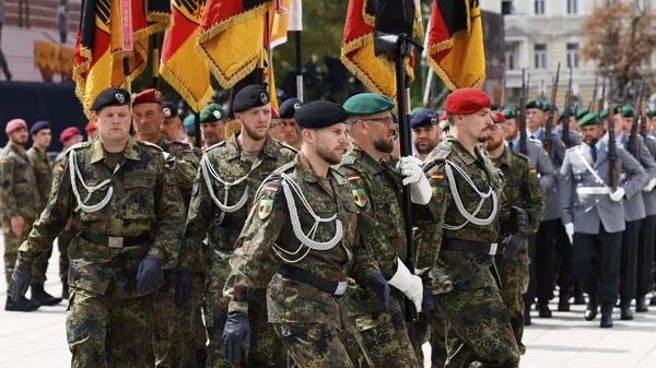 Soldados alemanes marchan en la inauguración formal de una brigada de Alemania para el flanco oriental de la OTAN en el centro de Vilna, Lituania, el 22 de mayo de 2025. - Sputnik Mundo