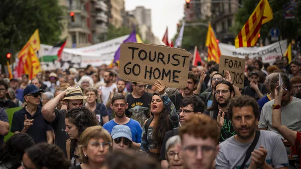 Protesta en Barcelona contra el turismo internacional masivo, el pasado 19 de junio de 2024 - Sputnik Mundo