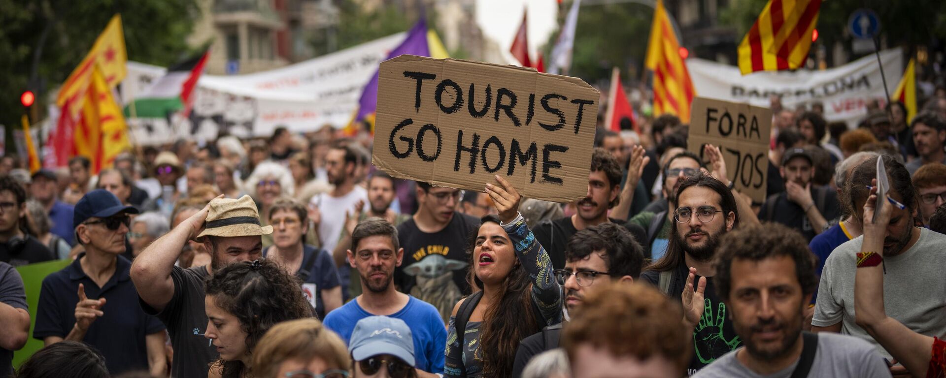 Protesta en Barcelona contra el turismo internacional masivo, el pasado 19 de junio de 2024 - Sputnik Mundo, 1920, 23.05.2025